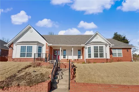 508 Fairway Cir, Springdale, AR 72764