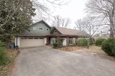 2369 N Yorkwood Dr, Fayetteville, AR 72703
