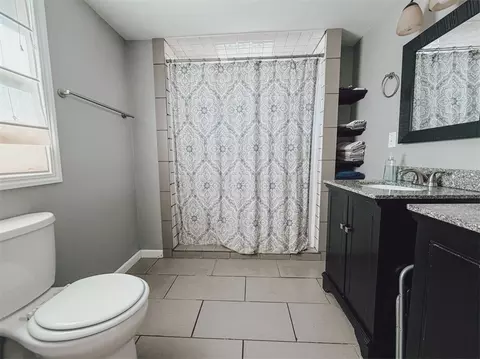 Bath - 712 S Cherry St, Harrison, AR 72601 photo 1 of 2