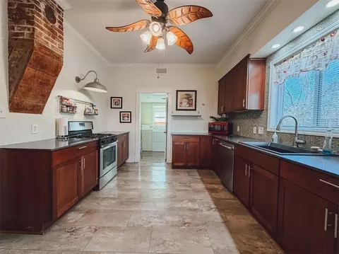 Kitchen - 712 S Cherry St, Harrison, AR 72601 photo 3 of 3