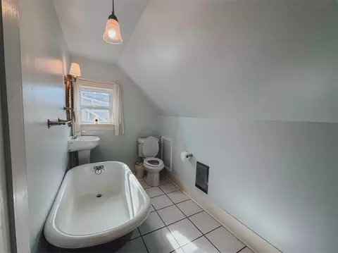 Bath - 712 S Cherry St, Harrison, AR 72601 photo 2 of 2