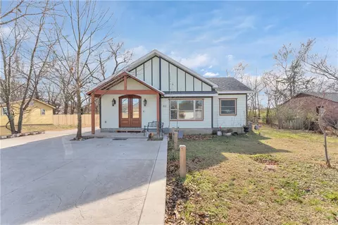 1611 W Backus Ave, Springdale, AR 72762