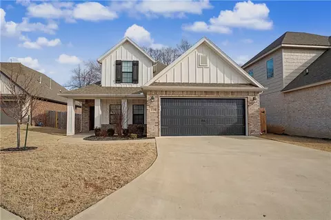 2190 N Woodlark Ln, Fayetteville, AR 72704