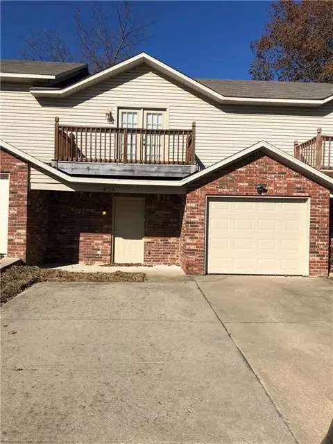 856 Peachtree Dr, Fayetteville, AR 72703