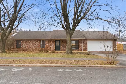 702 Forest View Dr, Prairie Grove, AR 72753