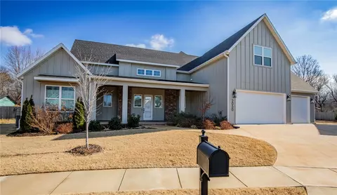 2050 Dutton Pl, Fayetteville, AR 72703