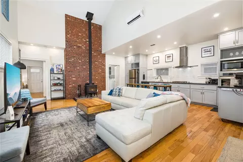 1049 S Washington Ave, Fayetteville, AR 72701