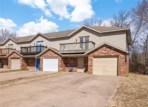 922 Peachtree Dr, Fayetteville, AR 72703