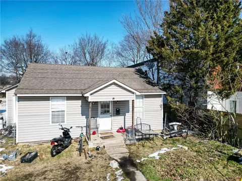 1008 W Center Ave, Springdale, AR 72764