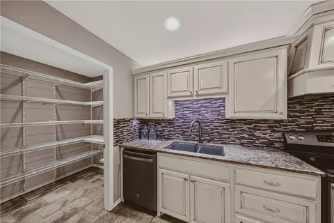 Kitchen - 648 De Queen Lake Rd, De Queen, AR 71832 photo 3 of 4