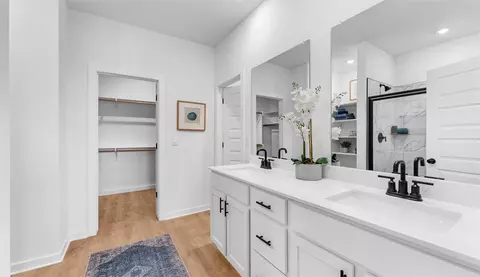 Bath - 5399 Nicolas Ave, Springdale, AR 72762 photo 2 of 3