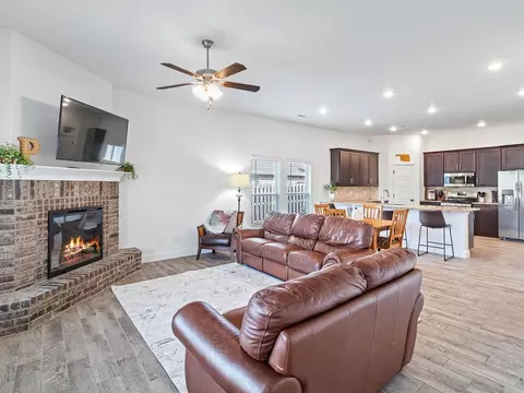 2402 England Ln, Pea Ridge, AR 72751