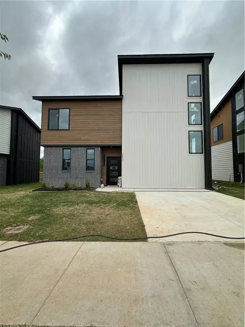 2402 S 27th St, Rogers, AR 72758