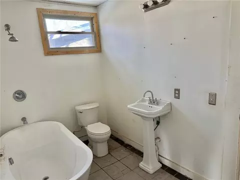 Bath - 620 S Maple St, Harrison, AR 72601 photo 1 of 1