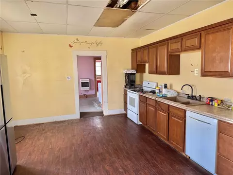 Kitchen - 620 S Maple St, Harrison, AR 72601 photo 2 of 2