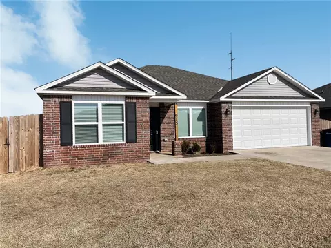 915 W Aiden Dr, Siloam Springs, AR 72761
