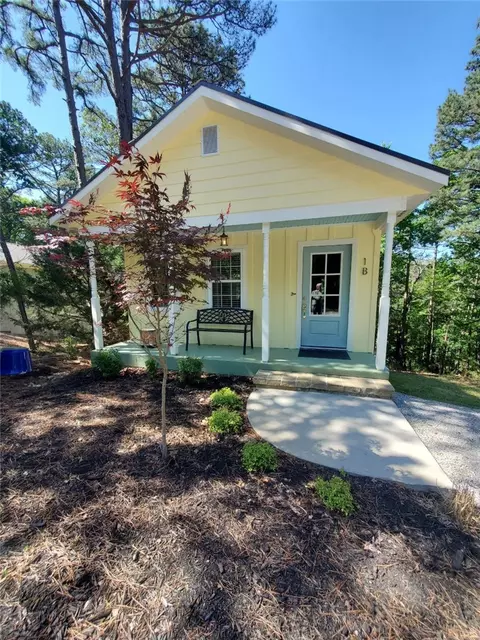 1 B Cross St, Eureka Springs, AR 72632