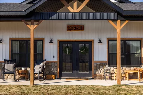 13945 Holloway Rd, Gravette, AR 72739