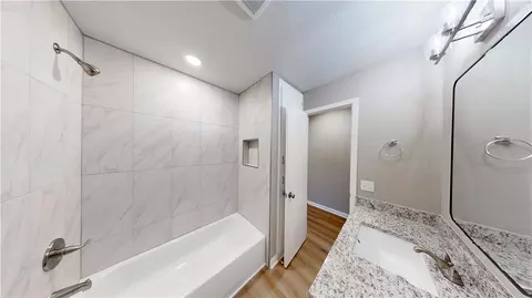 Bath - 2014 Dee Ave, Springdale, AR 72762 photo 4 of 6