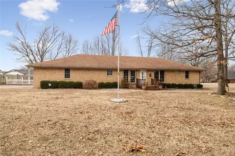 1202 W Red Oak St, Stilwell, OK 74960