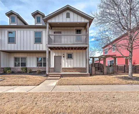 731 N Wordsworth Ln, Fayetteville, AR 72704