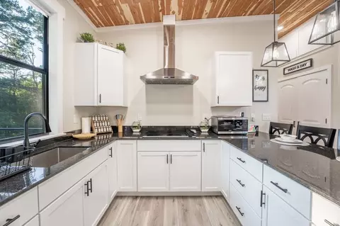 Kitchen - 16103 Hickory Dr, Rogers, AR 72756 photo 2 of 2