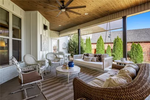 1106 NE Thorn Hill Rd, Bentonville, AR 72712