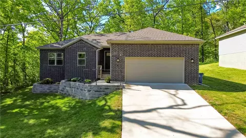 8 Leyland Dr, Bella Vista, AR 72714