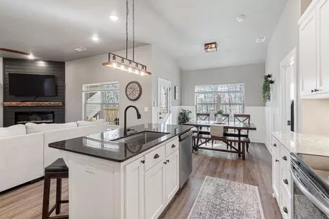 8 Leyland Dr, Bella Vista, AR 72714