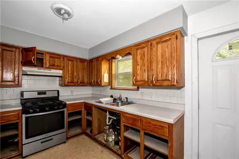 Kitchen - 603 Ash St, Harrison, AR 72601 photo 2 of 2