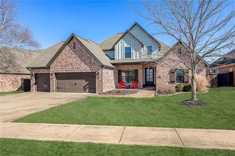 6215 S 26th St, Rogers, AR 72758