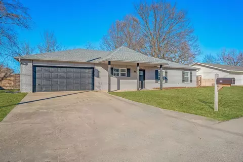410 SW 10th St, Bentonville, AR 72712