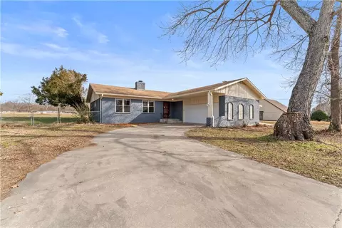 84 N Briarwood Rd, Rogers, AR 72756
