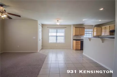Living - 929-931 Kensington Dr, Centerton, AR 72719 photo 2 of 3