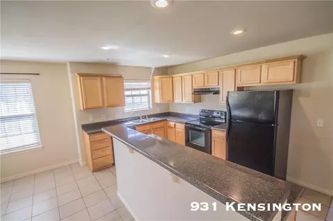 Kitchen - 929-931 Kensington Dr, Centerton, AR 72719 photo 2 of 2