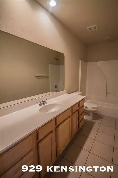 Bath - 929-931 Kensington Dr, Centerton, AR 72719 photo 1 of 3
