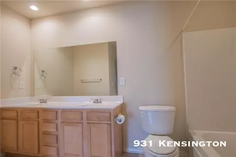 Bath - 929-931 Kensington Dr, Centerton, AR 72719 photo 2 of 3