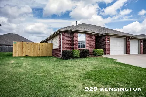929-931 Kensington Dr, Centerton, AR 72719