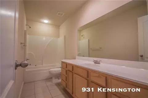 Bath - 929-931 Kensington Dr, Centerton, AR 72719 photo 3 of 3