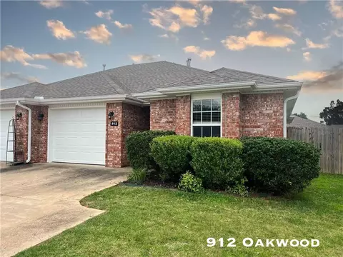 912-914 Oakwood Ln, Centerton, AR 72719