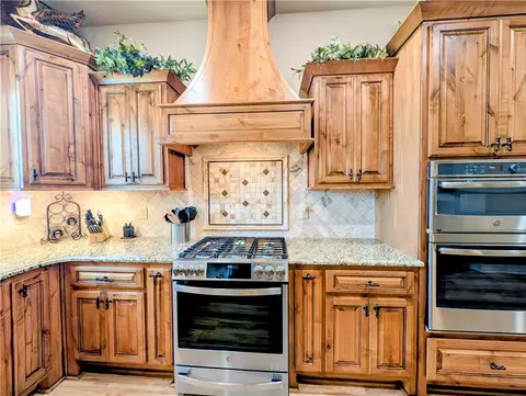 Kitchen - 1305 Eagle Ct, Gravette, AR 72736 photo 3 of 8