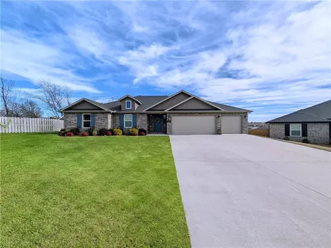 1305 Eagle Ct, Gravette, AR 72736
