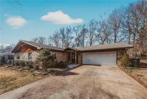 1827 Seminole Ct, Fayetteville, AR 72701
