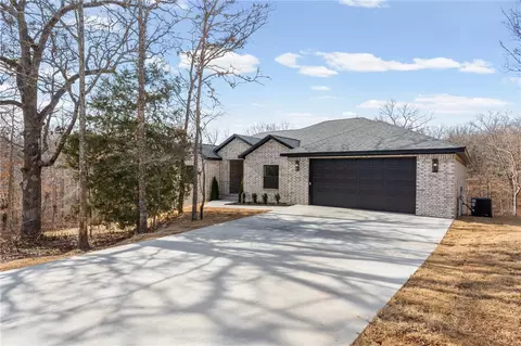 26 Strichen Dr, Bella Vista, AR 72715
