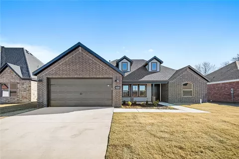 4668 W Triangle St, Fayetteville, AR 72704