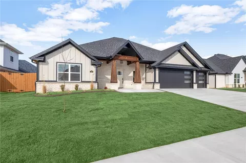 400 Bronco St, Centerton, AR 72719