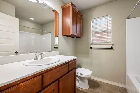 Bath - 430 Trieste Dr, Centerton, AR 72719 photo 3 of 3