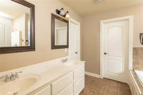 Bath - 443 E Buckboard Rd, West Fork, AR 72774 photo 3 of 4