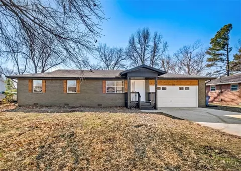 208 13th St, Bentonville, AR 72712