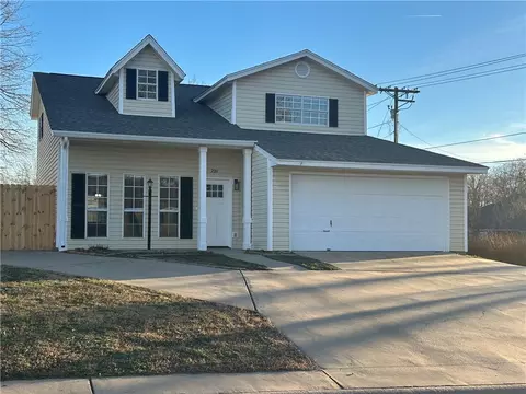 2211 Blueberry Ln, Springdale, AR 72762